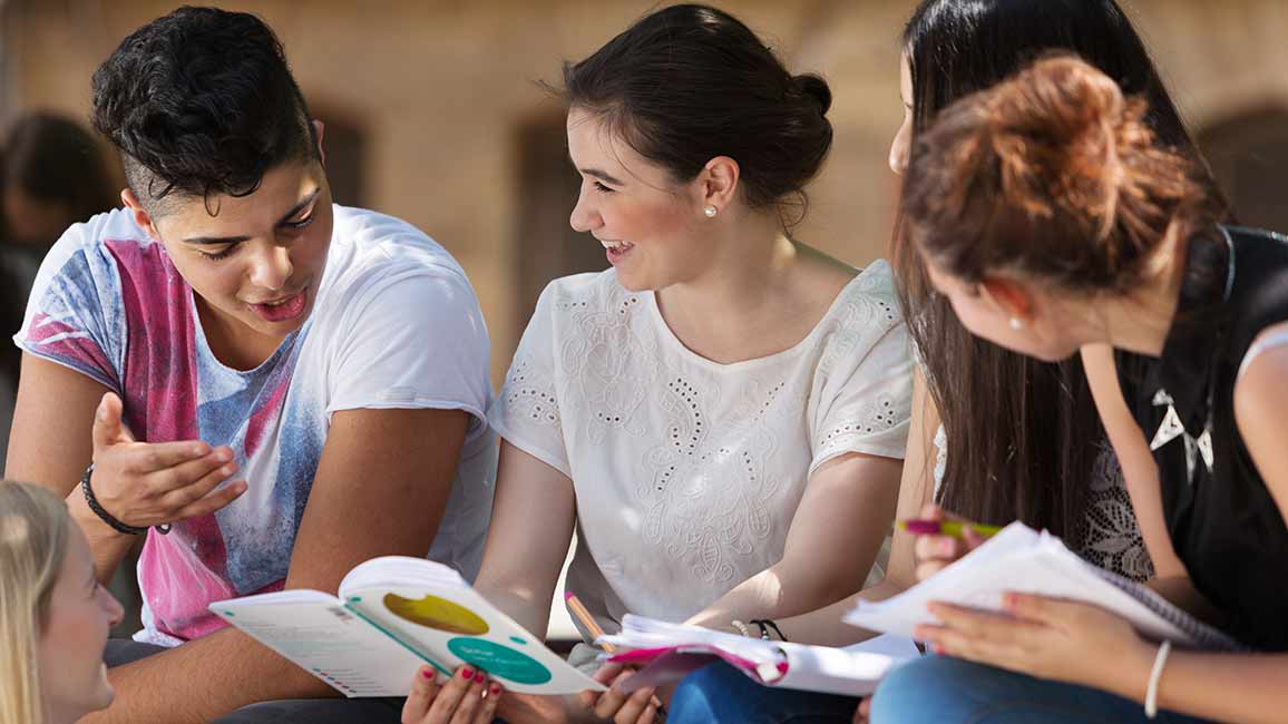 Ältere Schüler in einer Diskussion